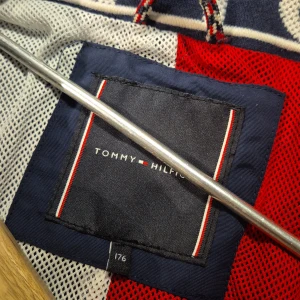 Jacka Tommy Hilfiger strl 176 - Vår/höst vind/regn jacka från Tommy Hilfiger strl 176.  Använd max 5 ggr. Från rök och djurfritt hem. 