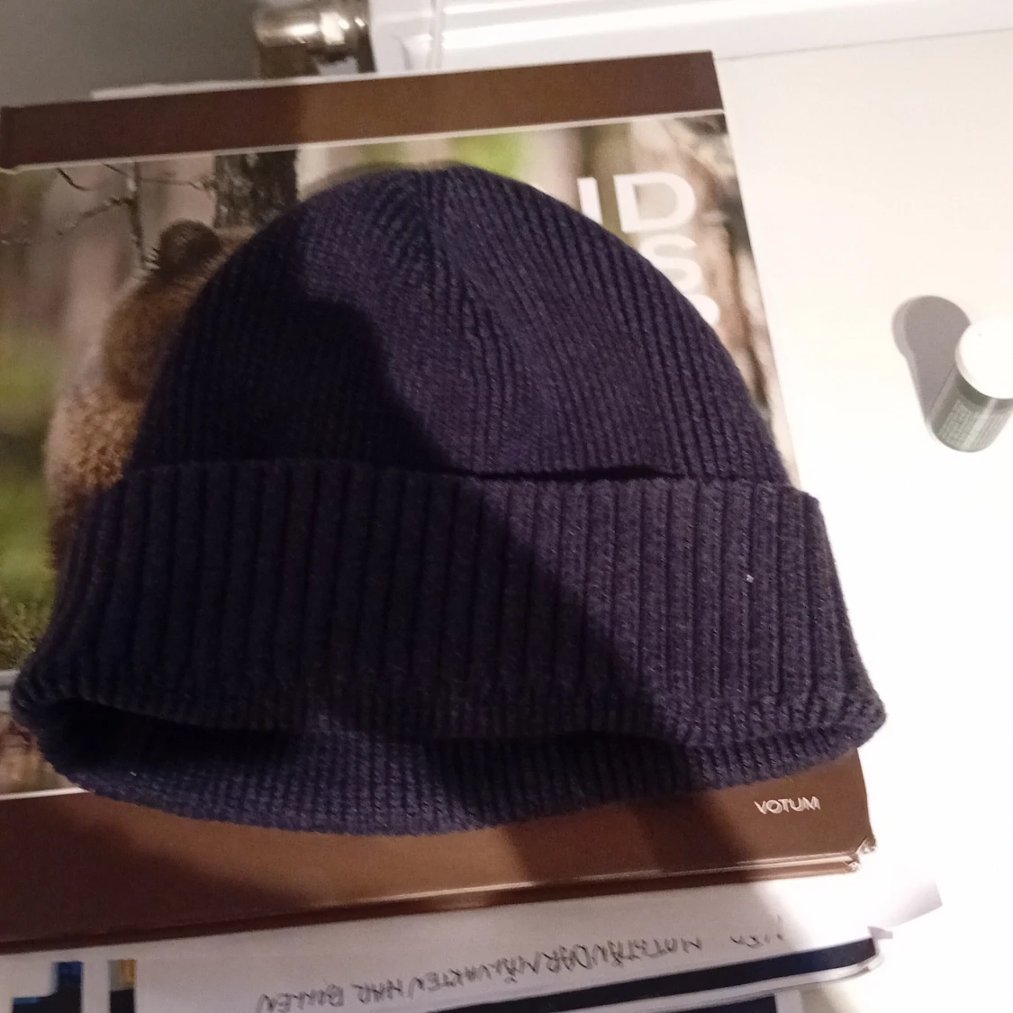 Mörkblå stickad mössa - 90