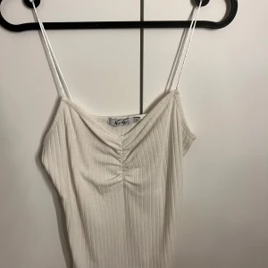 Linne - Säljer ett linne från nakd, stl xs. Hör av er vid funderingar😊