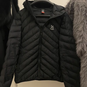 Haglöfs dunjacka! - Snygg dunjacka, endast använd 1 säsong, köpt för 2000kr, står dam men är unisex!💗