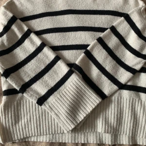Stickad tröja - Randig stickad tröja från pull & bear. Använd några gånger. Ny pris är 300. Den har en liten fläck som inte går bort vid armen som ni ser på bild 3