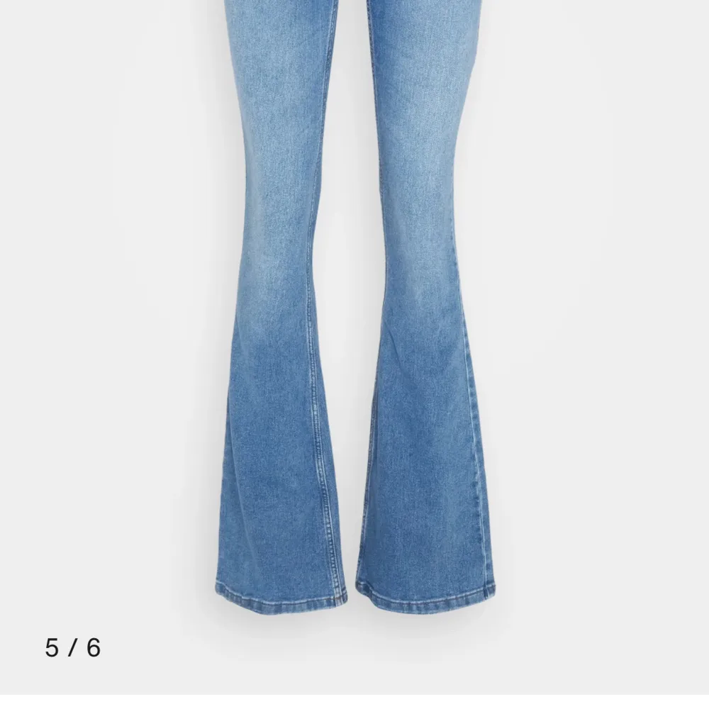 Lågmidjade jeans från vero Moda. Lite slitna längst ner då dom är lite långa<3. Jeans & Byxor.