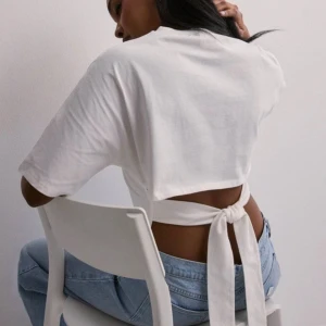 Öppet rygg tröjan med band  - Säljer denna fina tröjan, använd tre gånger,bra Skick!💗    Säljer den för att använder inte den längre och vill bli av med den🫶🏼