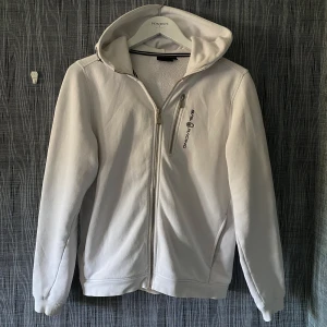 Sail Racing tröja - Säljer denna snygga sail racing bowman zip hoodie || skick 9/10 || inga defekter eller liknande || hör av dig vid frågor eller funderingar! ||