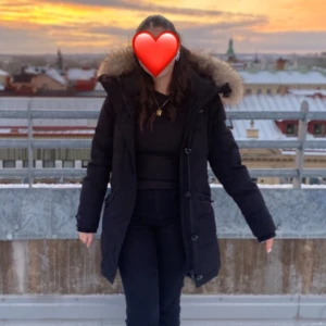 Vinterjacka - Vill sälja min vinterjacka som är använd bara en vinter, den är äkta ny pris kostar den 5000. Det är äkta päls på den.  Pris diskuteras☺️  För mer frågor eller bilder skriv gärna 