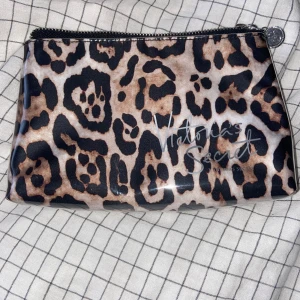 Victoria Secret necessär  - En fin necessär med leopard mönster från Victoria Secret. Använt ett fåtal gånger, skriv vid frågor och funderingar!🐆🤎 13x20cm