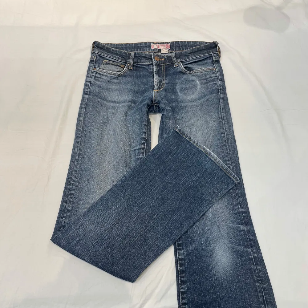 Midja 39 cm plus lite stretch rakt över, innerben 82 cm och gren 21 cm💕pytte slitet skick inte bara på fickan och gylfen men inga hål eller sånt. Jeans & Byxor.