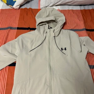 Under armour vindjacka  - Hej  Säljer min nya under armour vindjacka som jag knappt använt, den är för liten och jag kommer nog inte kunna använda den längre. Helt ny och kvitto kan visas upp från Zalando. 