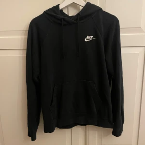 Nikehoddie  - Bra skick, köpt på sellpy. 