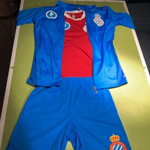 Fotboll tracksuit - Skit snygg bra material Espanol tracksuit Tröja är S 100 Hoodie M 200Shorts XS150  Pris för enskilda varor 450 för allt