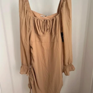 Offshoulder klänning  - I siffong fodrar man kan dra åt i sidan. 