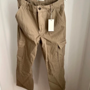 Stradivarius cargobyxor - Helt nya, smalare midja.