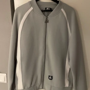 Grå bomberjacka  - Grå bomberjacka från Starter, nypris 1300, väldigt bra skick och normal i Storleken M.