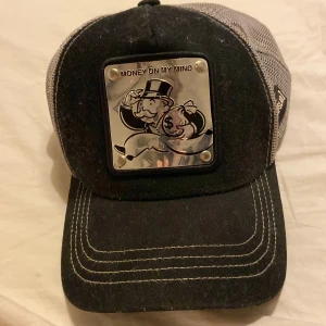 Capslab keps  - Monopol keps från capslab. Använder inte längre så säljer den. Lite bucklig på 4kanten men inget märkvärdigt.