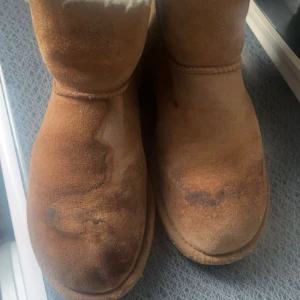 Ugg mini bow - Säljer mina UGGs som jag inte längre använder. De är väldigt använda men med rätt verktyg kan man få bort fläckarna🥰