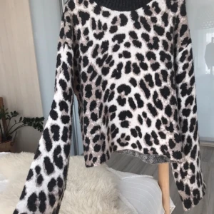 Leopard stickad tröja  - Stickad tröja från hm, jättefin! Visa armar och lite mer figursydd runt midjan💕