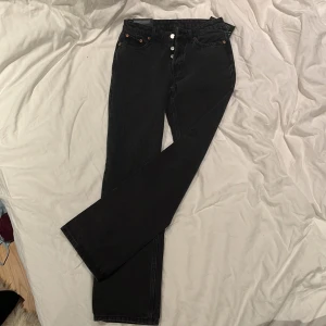 Urtvättade svarta jeans från Weekday  - Snygga urtvättade svarta jeans från Weekday med knappar i gylfen. De har en klassisk design med en rak passform. De är aldrig använda då jag märkte att det inte var min stil och försent att lämna tillbaka.  