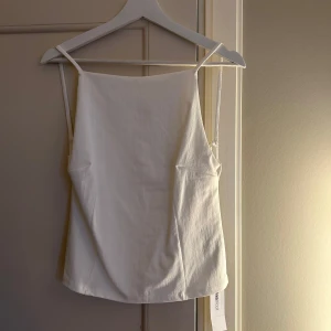 Topp - Oanvänd topp från Gina tricot med öppen rygg. Storlek M😋