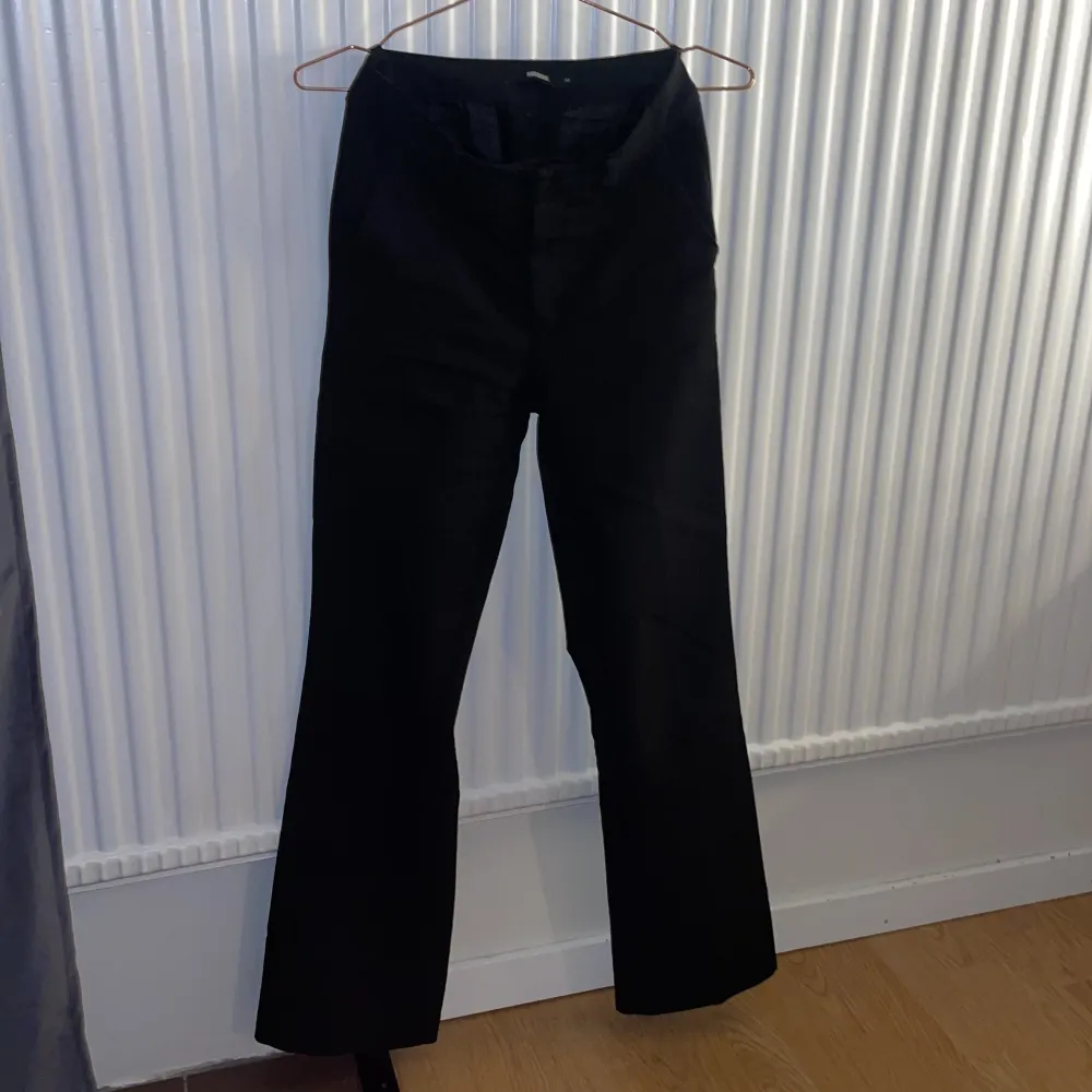 Kostymbyxor från Bikbok i storlek 34. Normal längd och midjehöjd. Köpta för 499kr.. Farkut & Housut.