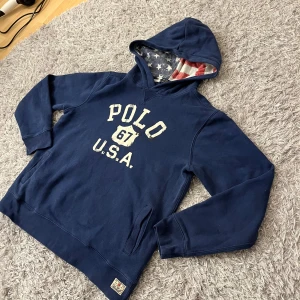 Ralph Lauren hoodie - Säljer denna riktigt unika Raffe hoodien! | Fint skick som syns på bilderna däremot har den två fläckar som inte är speciellt synliga men fortfarande finns där på magen! | Storlek Xl 18/20 motsvarande S. | Ställ gärna frågor innan du köper!