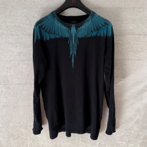 Marcelo Burlon tröja - Säljer nu denna riktigt feta Marcelo Burlon tröja i fint skick, perfekt nu till vintern under jackan, till våren eller generell inomhus användning!😊 | Passform: storlek S men passar också M | Kan mötas i Stockholm! | PRIS KAN DISKUTERAS! | Hör av dig vid minsta fundering eller behov av mer bilder👊🏼😊