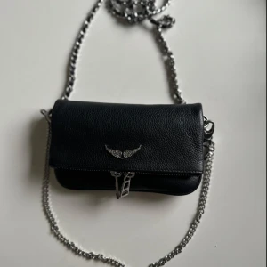 Fynd! Zadig väska - Prisvärd Zadig väska den mindre versionen. 2800kr ny. Vill bara bli av med! Den är äkta och finns bevis om det behövs.