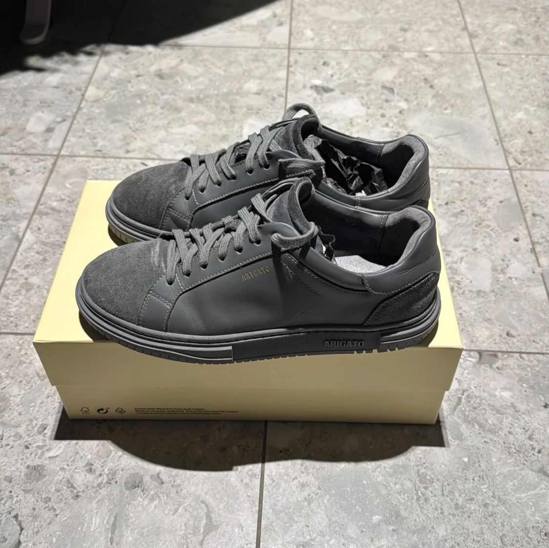 Grå sneakers från Axel Arigato, modell Atlas  - 91