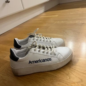 Vita Americanos skor - Snygga vita skor från Americanos med mörkblåa detaljer⭐️ Använda ca 2 gånger så helt nya men säljer pga fel storlek! 