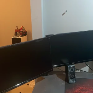  Gaming skärmar till salu  - Säljer två BenQ GL2450HM skärmar. Perfekt för en multi-monitor setup/gaming. Skärmarna har en stilren design med tunna ramar och erbjuder mycket bra bild till gaming eller jobb. Skriv om ni vill ha mer information/ båda fungerar som nya fast några år på baken.