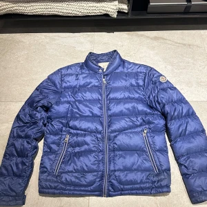 Moncler jacka - |Säljer nu denna snygga moncler jacka|Jackan är i storlek L men nassar M/S|Den är använd så de har bildas en ”skada” på höger arm men som syns väldigt dolt|Vid eventuella frågor är du välkommen att kontakta oss i pm|