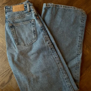  Monki yoko jeans - Säljer ett par yoko jeans från Monki. De har en hög midja och en rak passform som ger en avslappnad look. Perfekta för en casual stil. Jeansen har fem fickor och stängs med dragkedja och knapp. Sista bilden är dom på!