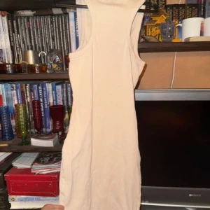 Beige ärmlös klänning - Snygg beige ärmlös klänning i en enkel och stilren design. Perfekt för varma dagar eller som en bas i garderoben.