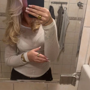 Vit långärmad topp - Långärmad tipp från Nelly. Liknar Intimissimi tröjan. Endast använd en gång. Storlek S💕