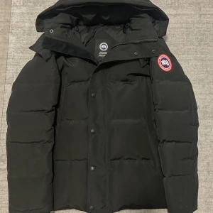 Black Canada goose wyndham parka - Black Canada goose wyndham parka till salu. Använd bara i en månad, storlek M.