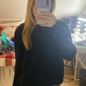 Mörkblå tröja från Name It - Säljer en mörkblå tröja från Name It i storlek 146-152. Tröjan har långa ärmar och är tillverkad i ett mjukt material som passar perfekt för kyligare dagar. Enkel och stilren design som funkar till det mesta.