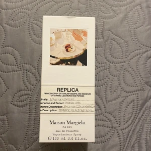 Maison Margiela Afternoon delight - Maison Margiela Afternoon delight 100ml. Ny. Finns inte att köpa i Sverige och slutsåld online. Väldigt god doft men passar inte mig i smaken.