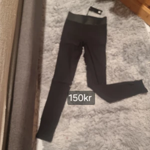 Svarta leggings - Säljer ett par svarta leggings med hög midja. Perfekta för en bekväm och stilren look. Passar till både träning och vardag.