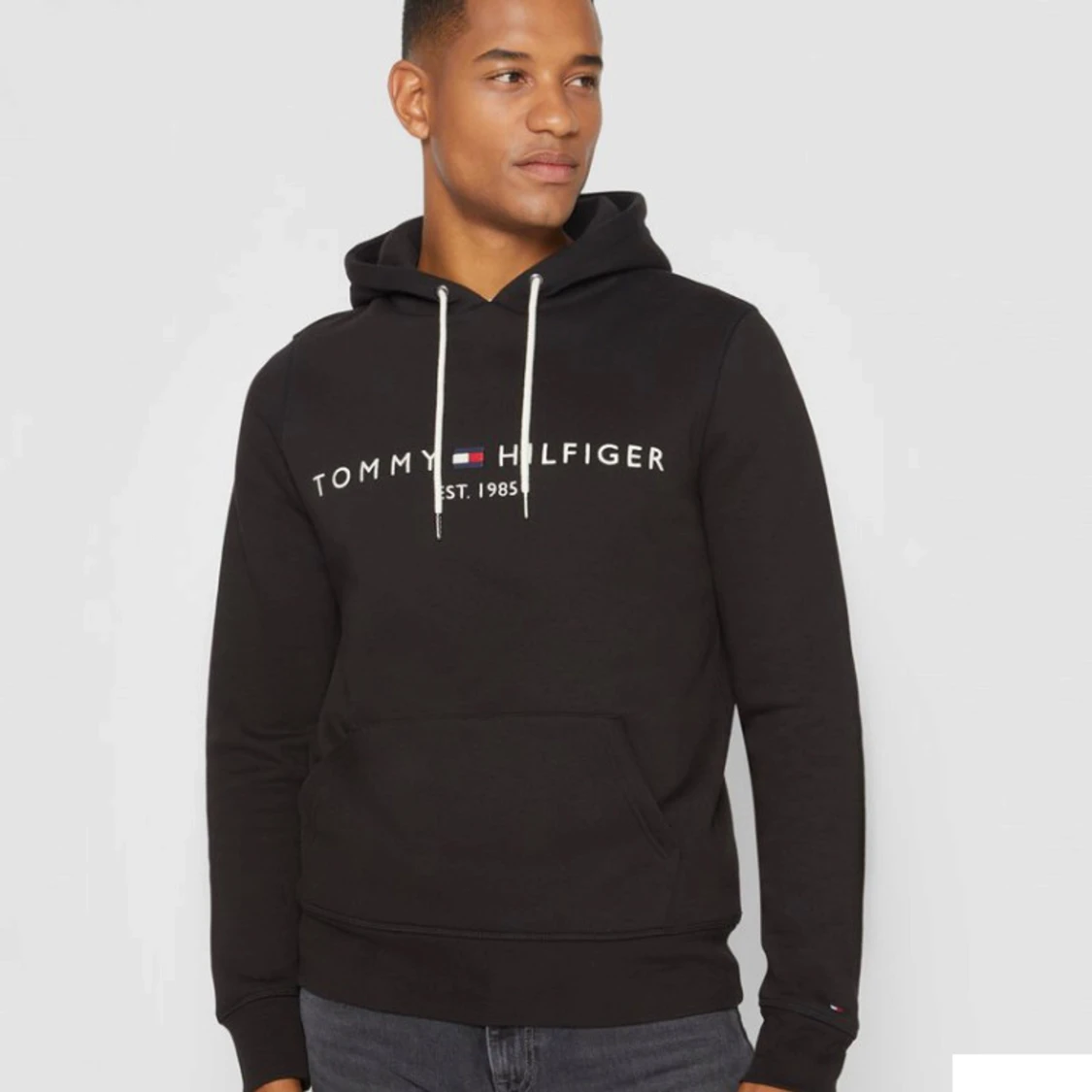 Svart hoodie från Tommy Hilfiger - 90