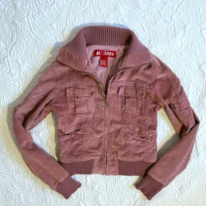 Vintage rosa tygjacka - Fraktar eller mörs upp! Har blekningsfläckar inuti, se bild, syns ej annars när man har på sig den! Storlek s-m