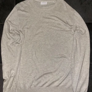  Lindbergh tröja - Lindbergh tröja i storlek l. I färgen beige. Jätte fint skick inga skador eller liknande 