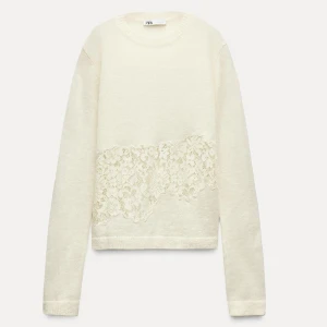 Vit stickad spets tröja Zara - Säljer denna eftersom jag tappat bort kvittot. Helt ny har alldrig använt eller tästat. LAPPEN ÄR KVAR!!! Den har en fin spetsdetalj och är finstickad och mjuk, och den är off white Köptes för 399kr Zara❤️