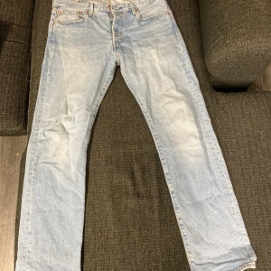 Oanvända levis 501 33-32 - Helt nya ljusblå levis 501, storlek W33 L32. Jag skickar inom 3 arbetsdagar. Priset går att diskutera