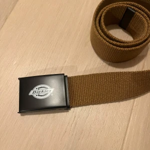 Brunt bälte från Dickies - Säljer ett snyggt brunt bälte från Dickies!!
