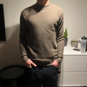 Lexington tröja  - En snygg och enkel tröja ifrån lexington. Tröjan är nästan aldrig använd och i storlek M, jag är 189 och tröjan sitter super✌️ vid övriga frågor är det bara att höra av sig privat:)