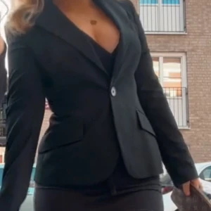 Svart kavaj - Säljer min otroligt snygga kavaj från Zara💗Har bara använt den en gång i somras, köptes för 699💗