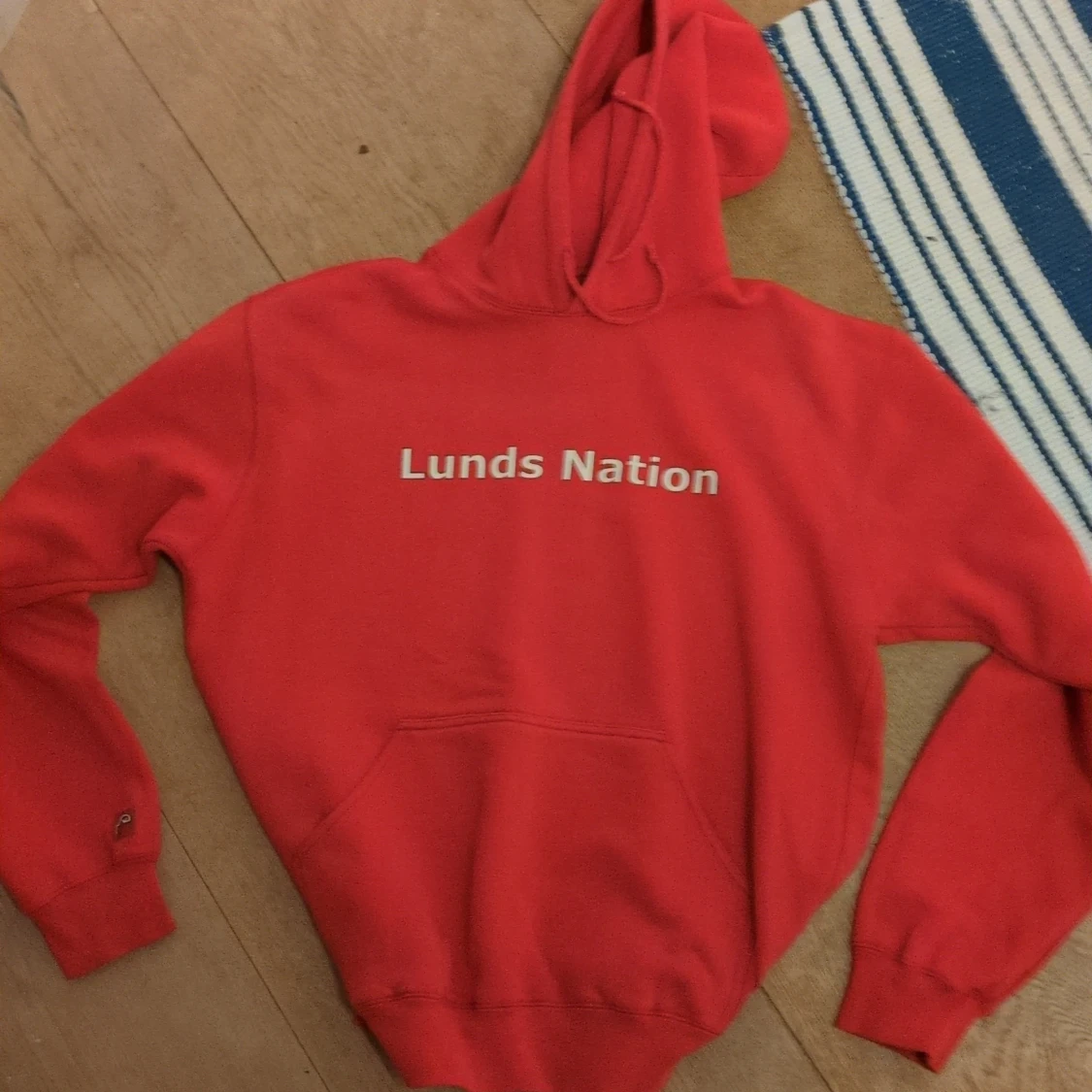 Röd hoodie "Lunds Nation"