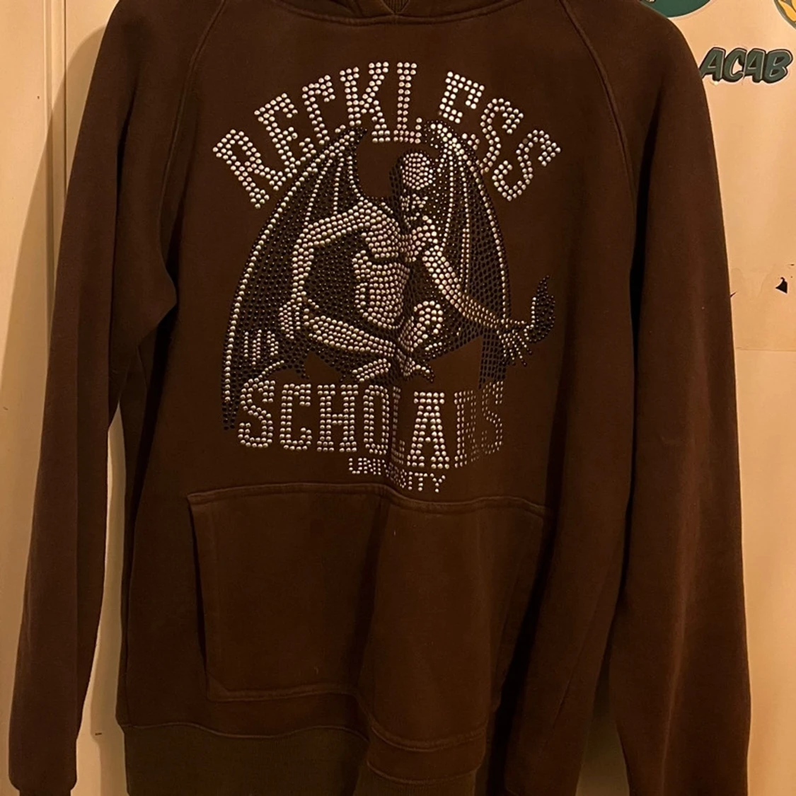 Brun hoodie från Reckless Scholars