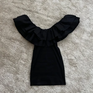 Volang klänning - Superfin söt volang klänning från Zara, köpt förra året. Aldrig använd, nyskick. Storlek S💕