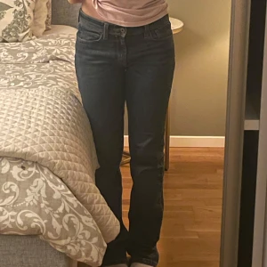 Levis jeans - Säljer ett par Levis 627 jeans i straight fit. De är blåa och sitter mid waist på mig. Jag köpte de second hand för ungefär ett år sen men de är i ganska bra kondition. 🌸I femte bilden så ser man att de är lite slitna vid innerbenet, men det märks inte och dessutom syns det inte igenom. Skriv gärna ifall du undrar över något 🩷priset kan diskuteras