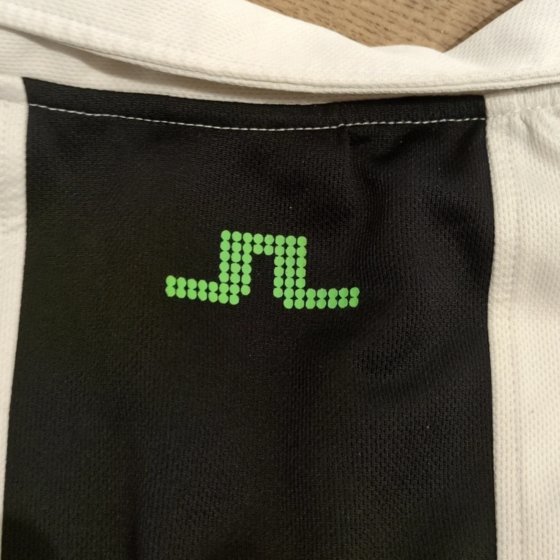 Vit och svart pikétröja från J.Lindeberg